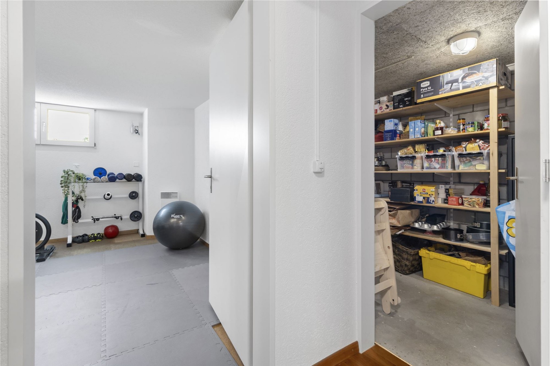 Keller mit Fitness- und Vorratsbereichen