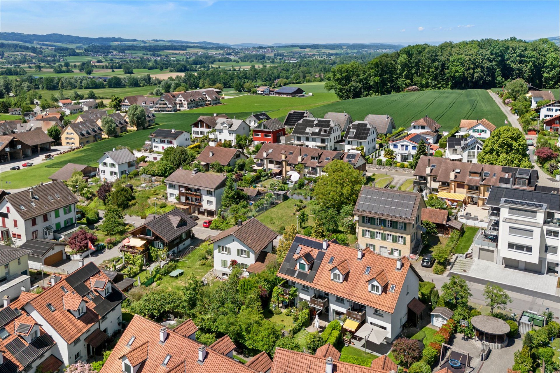 Luftaufnahme eines Wohngebiets im Grünen