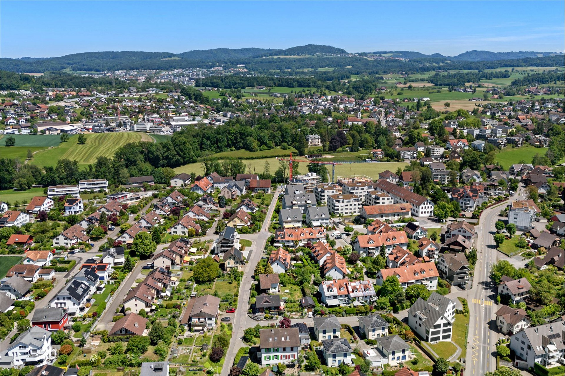 Luftaufnahme eines Wohnorts mit Häusern und Landschaft