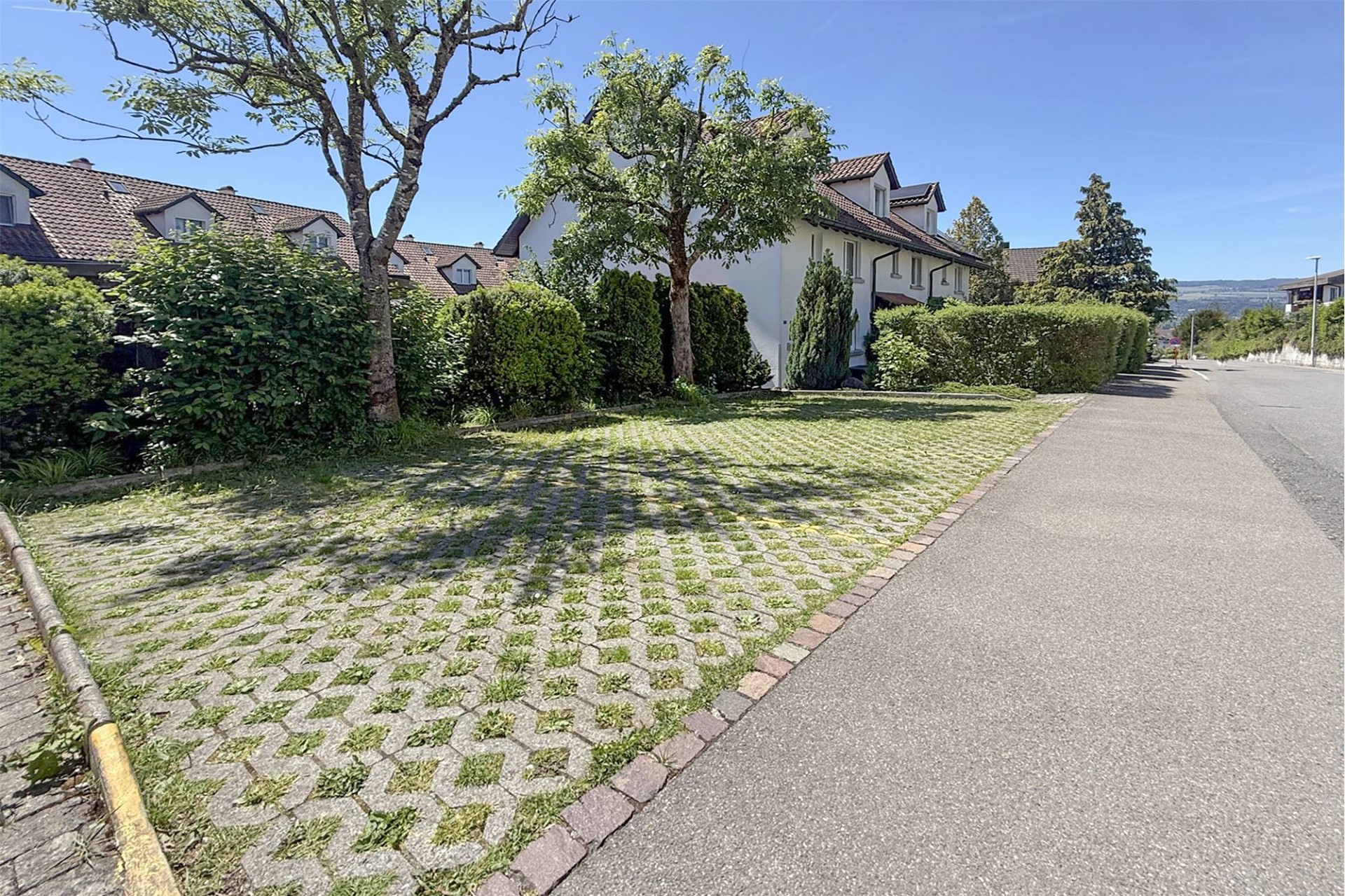 Wohnstraße mit Reihenhäusern und Vorgarten