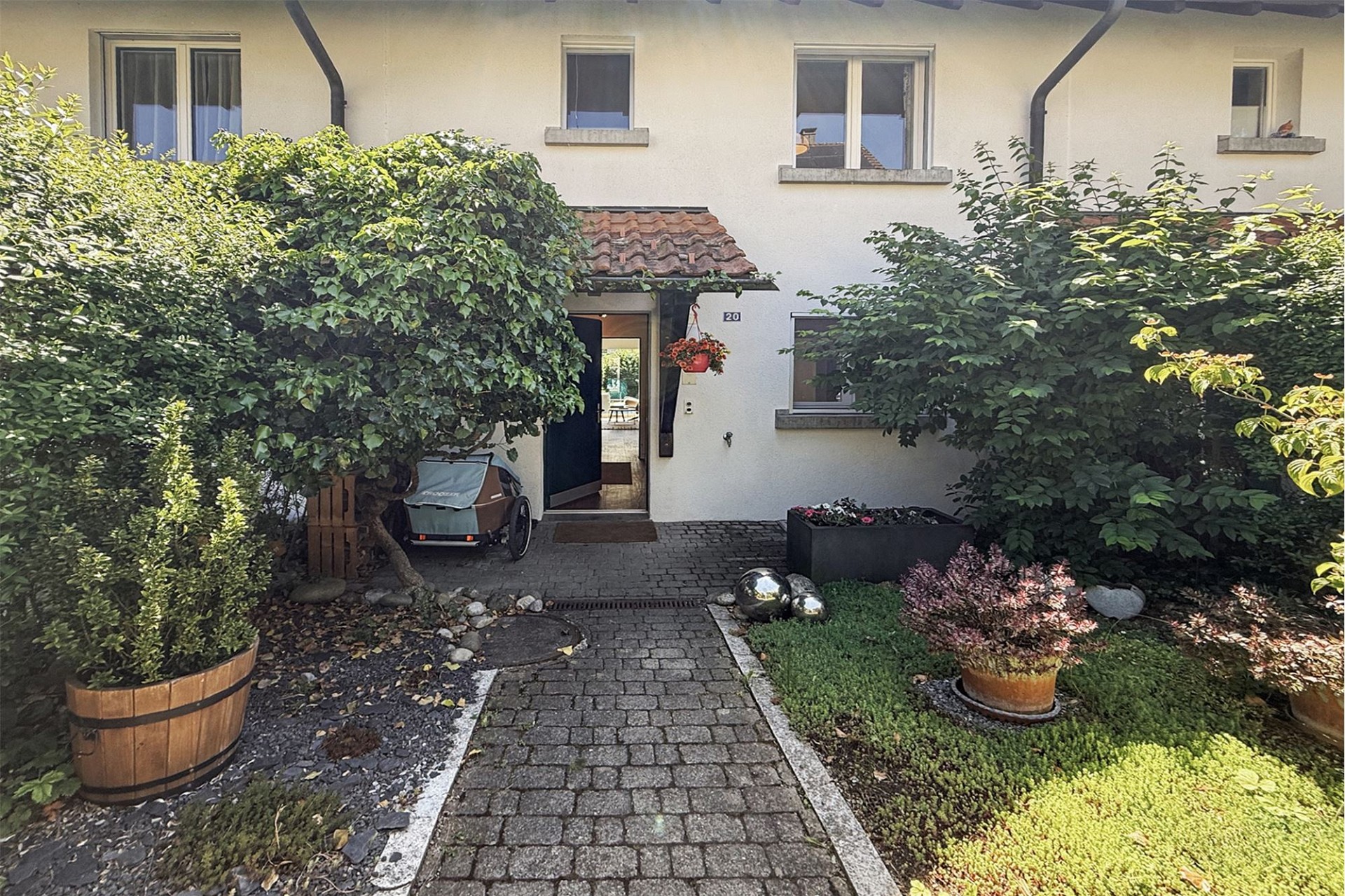 Hauseingang mit Garten