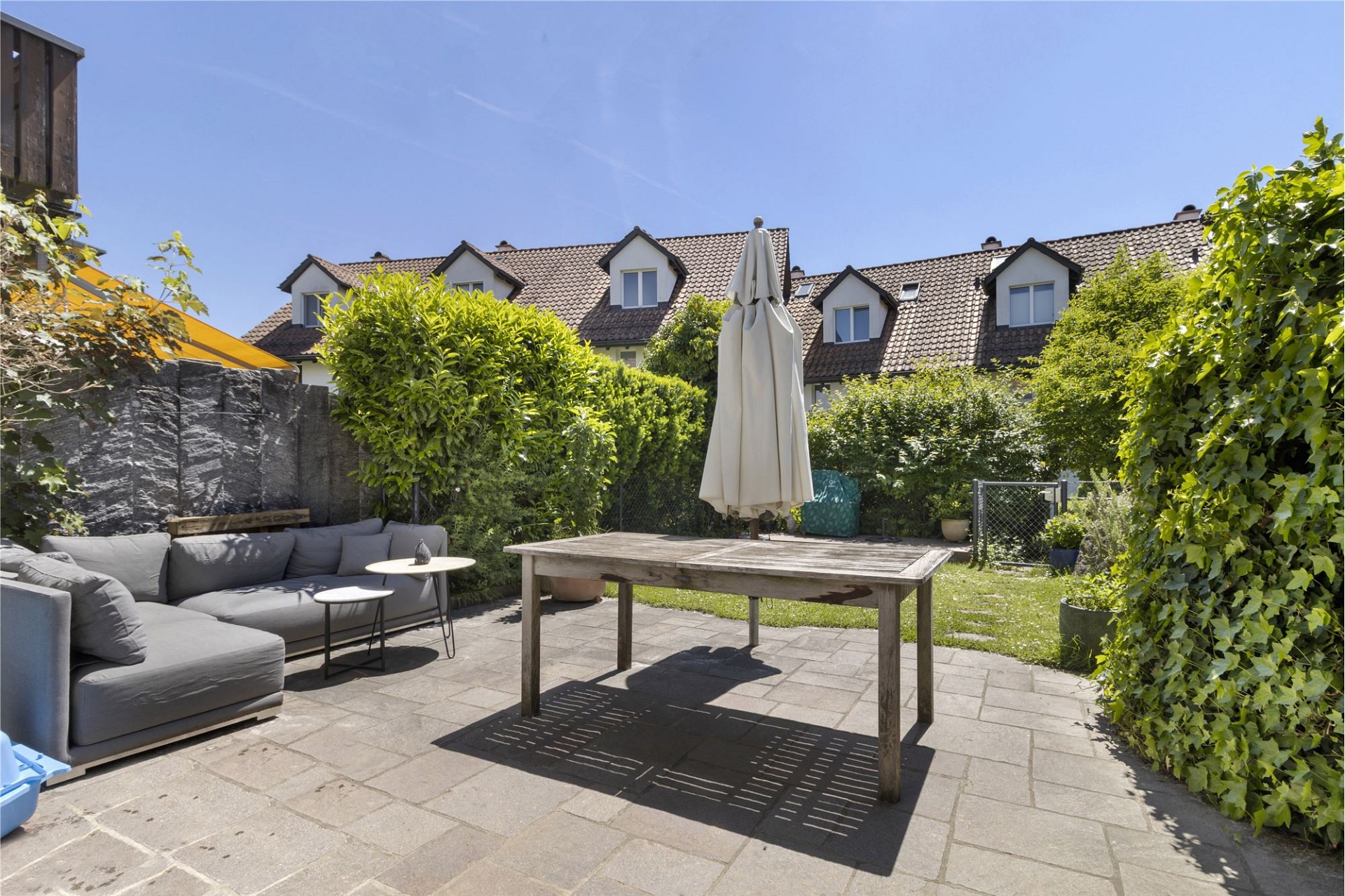 Gemütliche Terrasse mit Gartenlounge