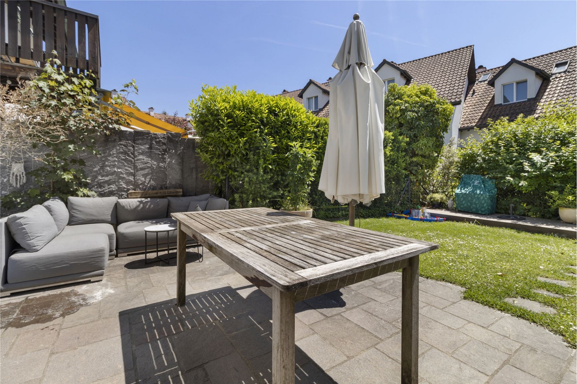 Gemütliche Garten-Terrasse mit Sitzgruppe