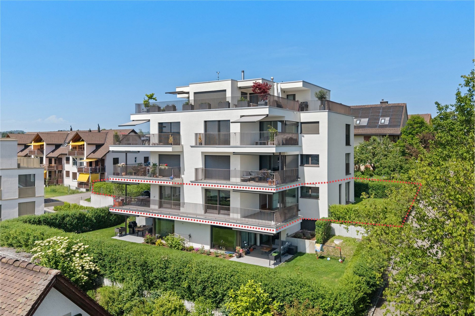 Moderne Wohnanlage mit mehreren Balkonen und Garten