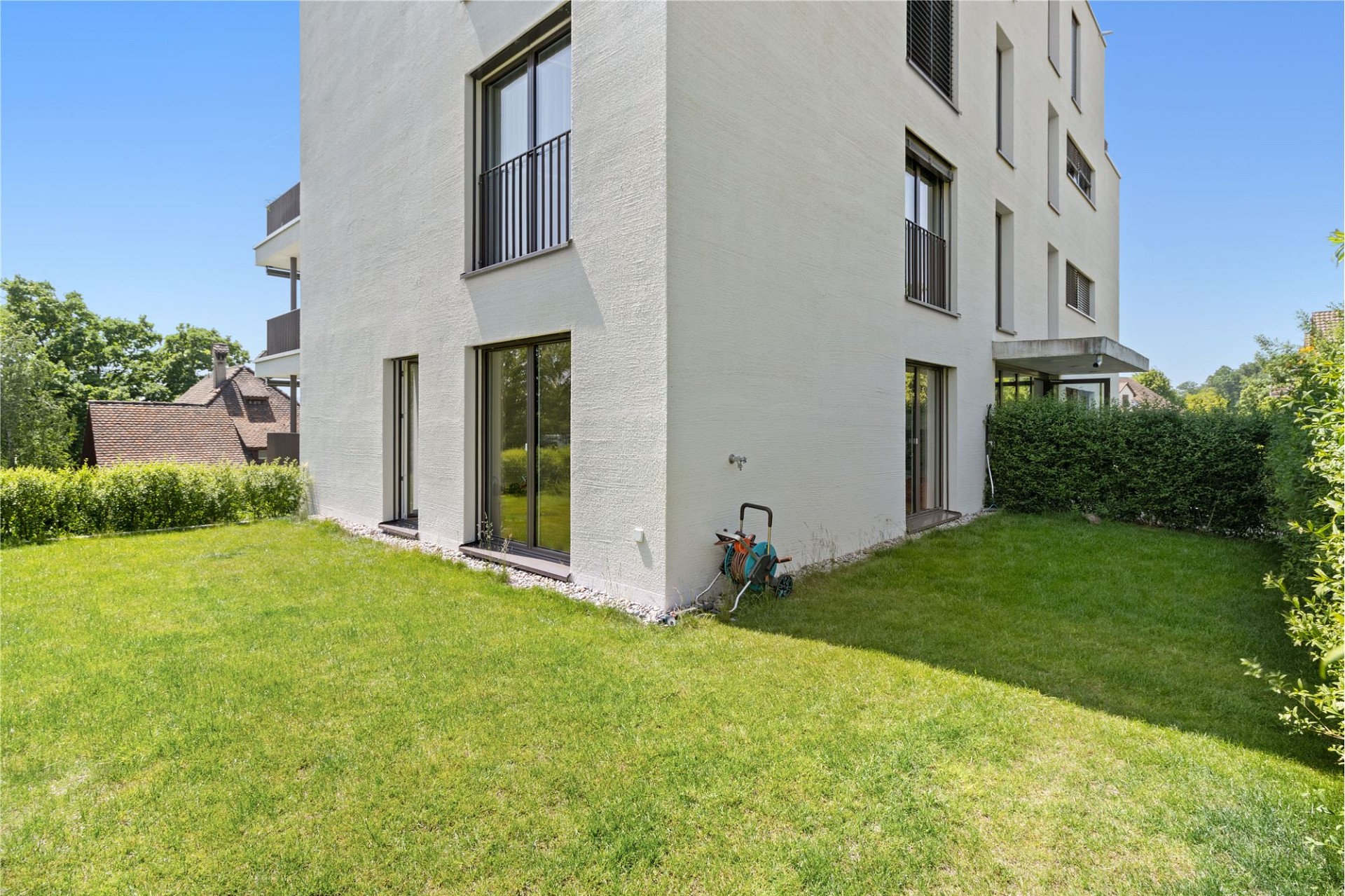 Modernes Mehrfamilienhaus mit Garten