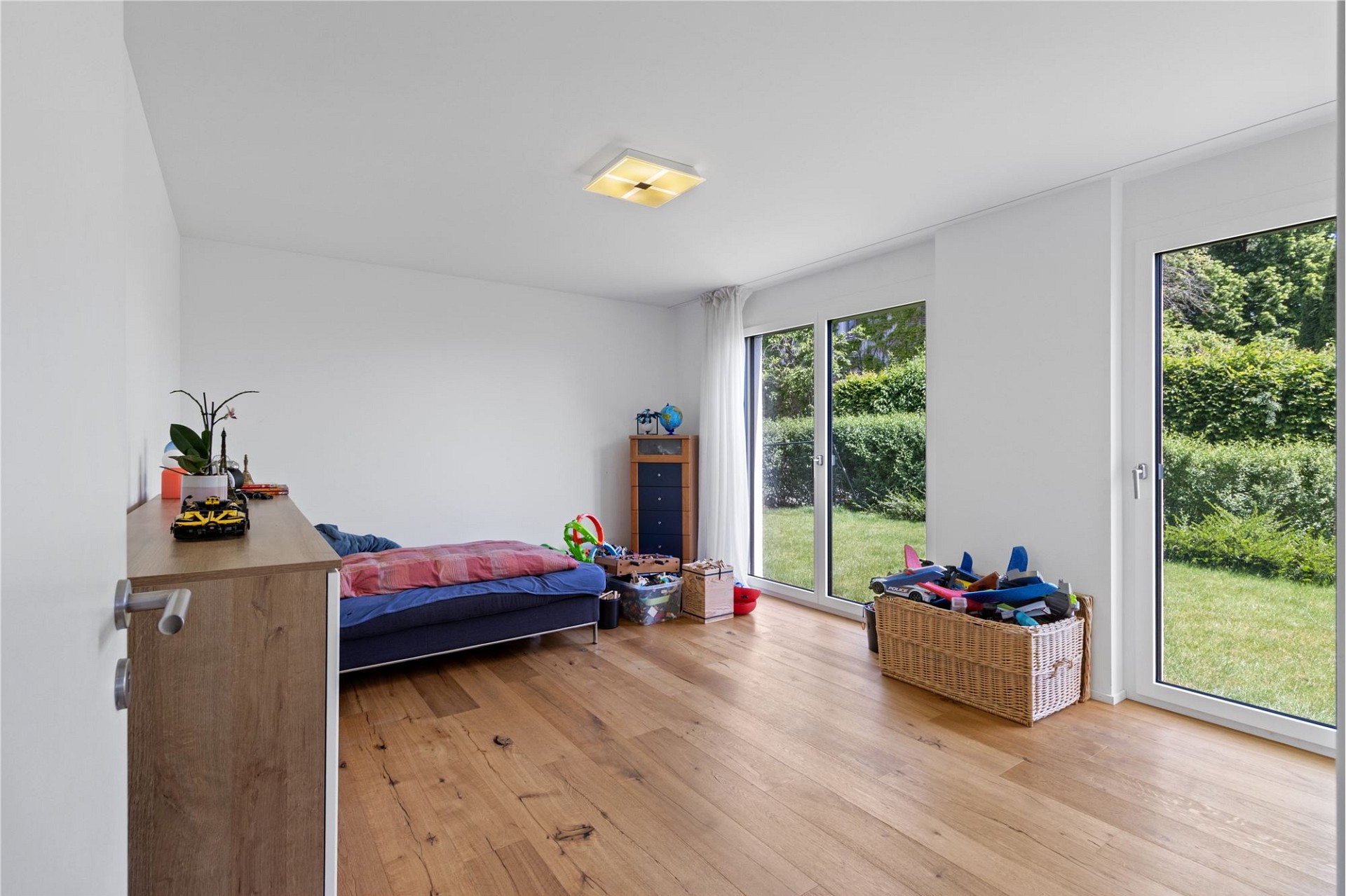 Helles Schlafzimmer mit Gartenblick