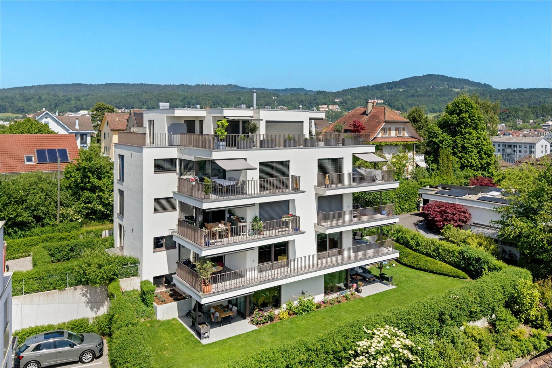 Moderne Wohnanlage mit großen Balkonen und Garten