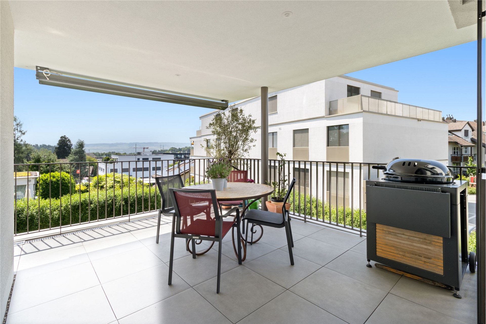 Überdachte Terrasse mit Grill und Ausblick