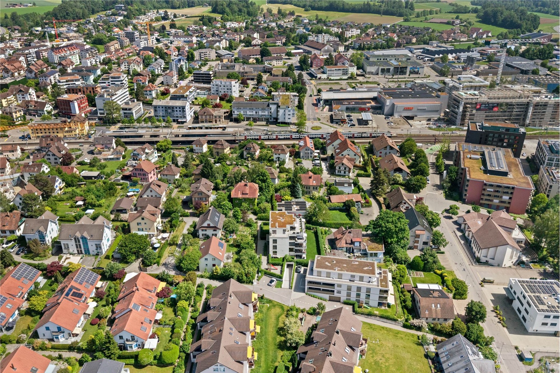 Luftaufnahme eines Wohn- und Stadtgebiets