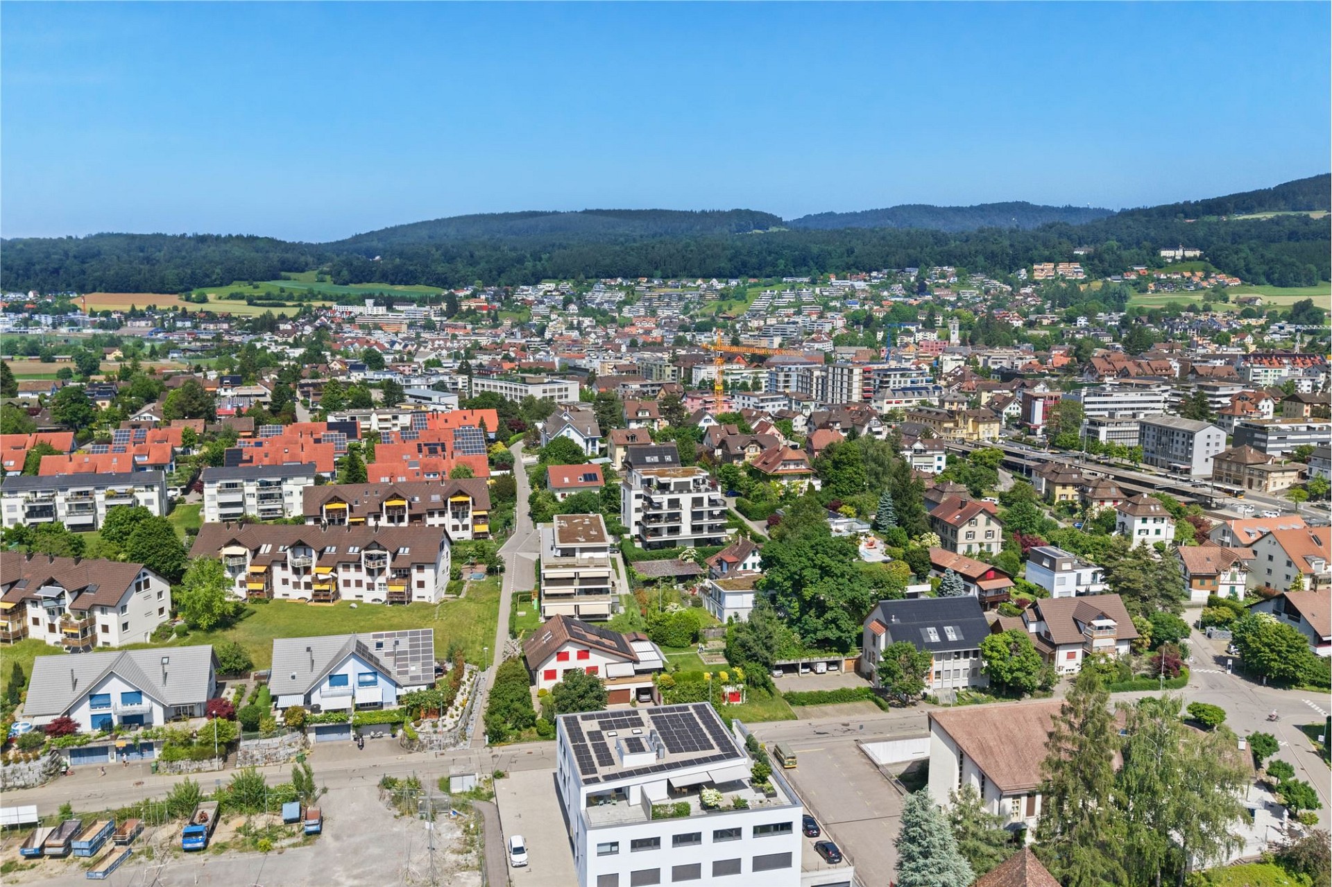 Stadt- und Landschaftspanorama aus der Luft
