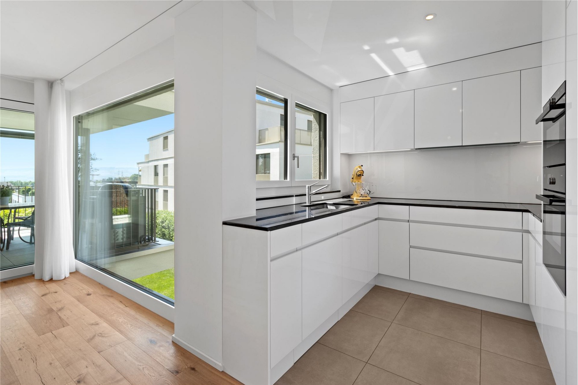 Moderne Wohnküche mit großem Fenster