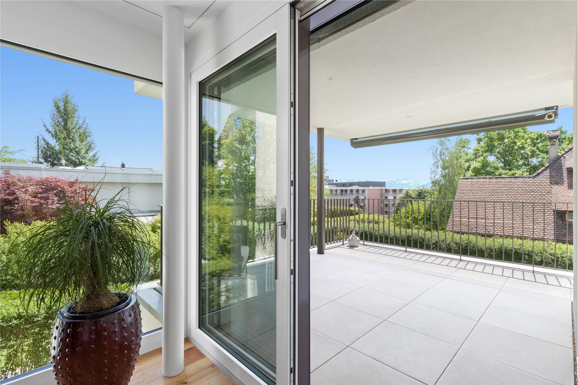 Balkon mit Ausblick auf Grünanlage