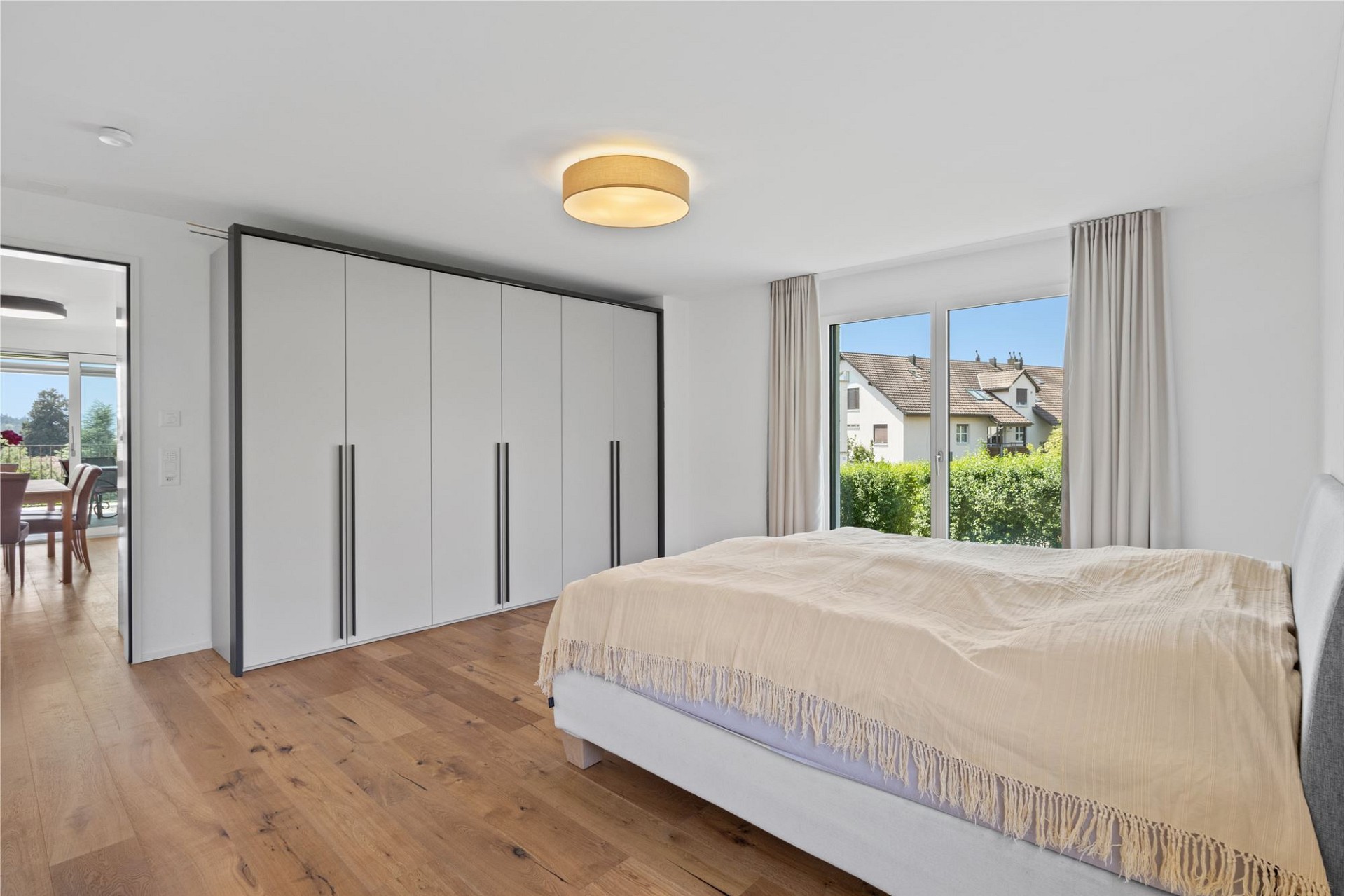 Helles Schlafzimmer mit Blick ins Grüne