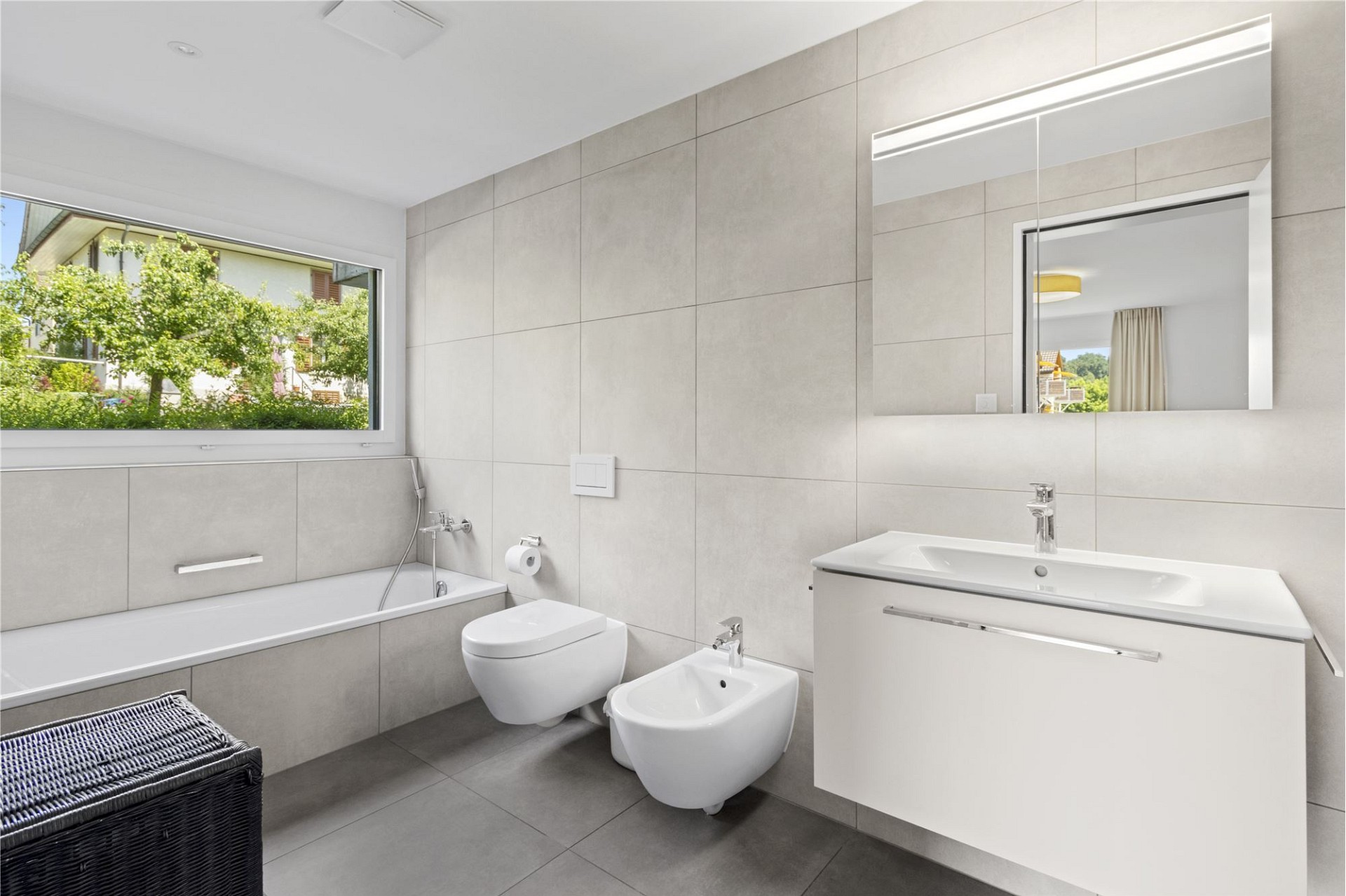 Modernes Badezimmer mit Badewanne und Waschtisch