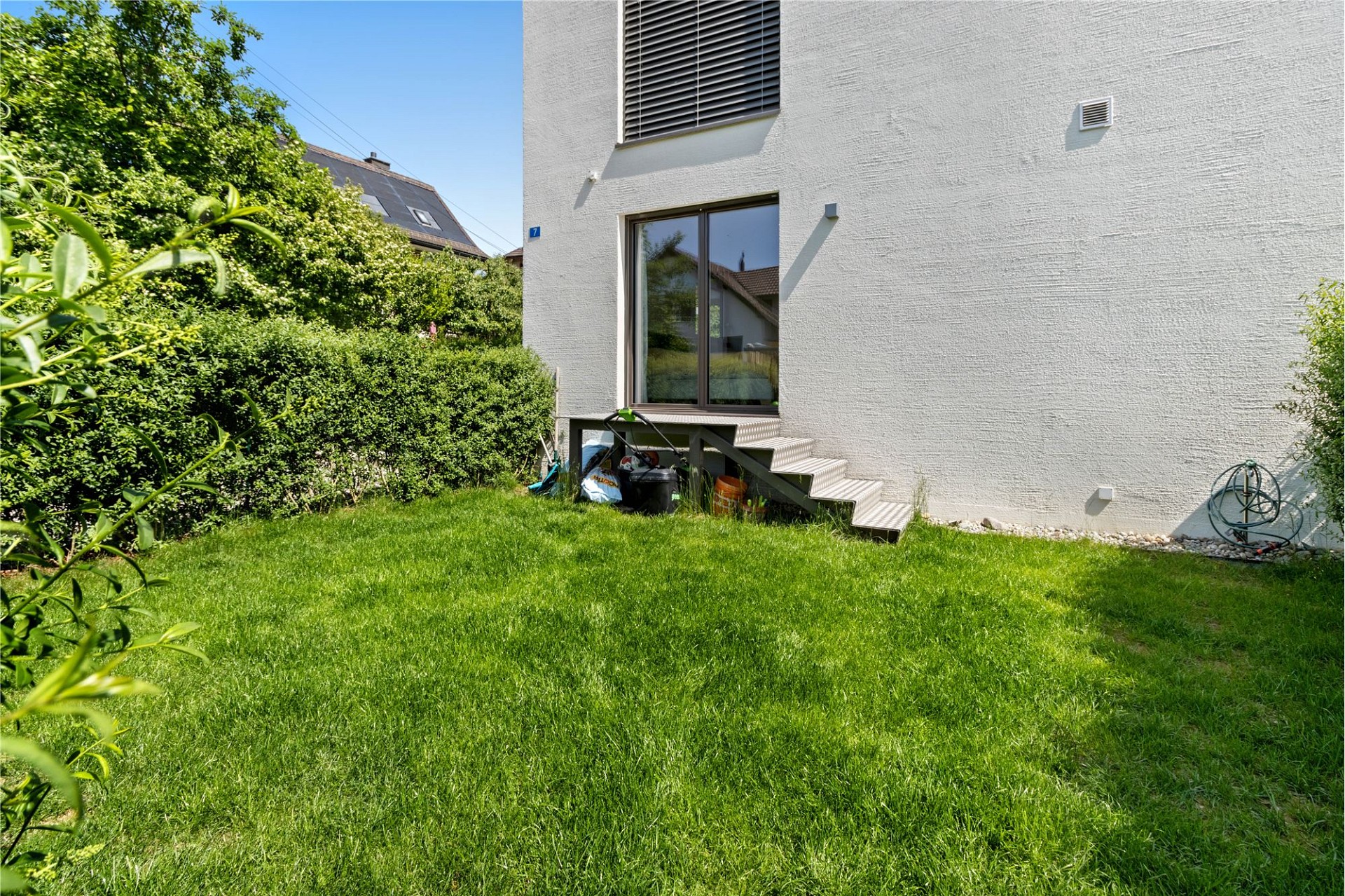 Gartenansicht eines modernen Hauses