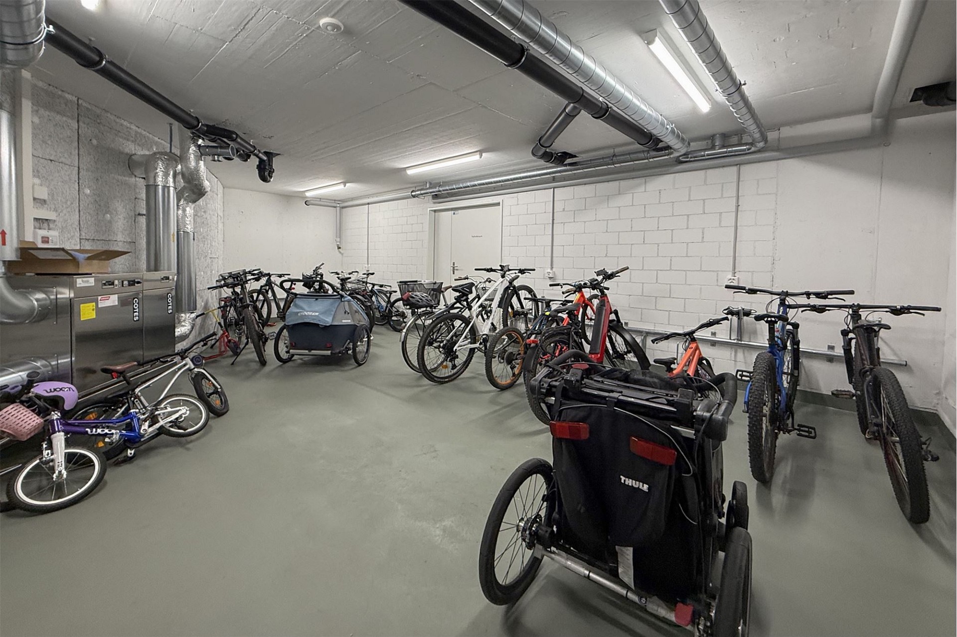 Fahrradkeller mit mehreren abgestellten Rädern