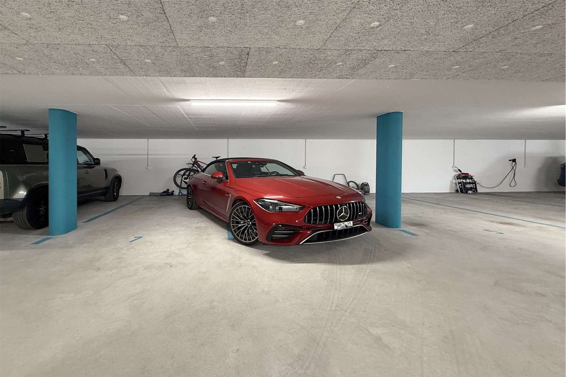 Tiefgarage mit Sportwagen