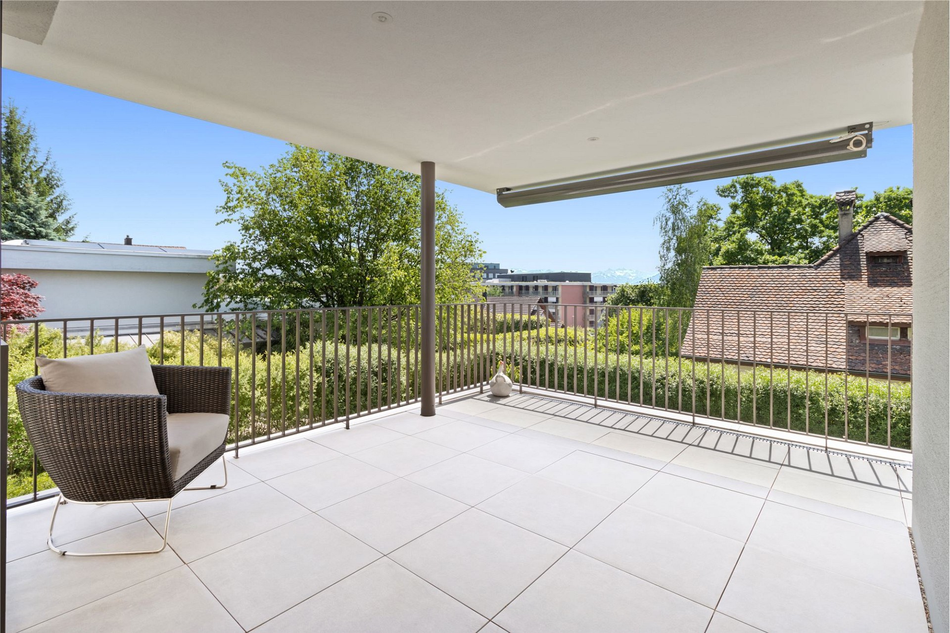 Überdachter Balkon mit Ausblick