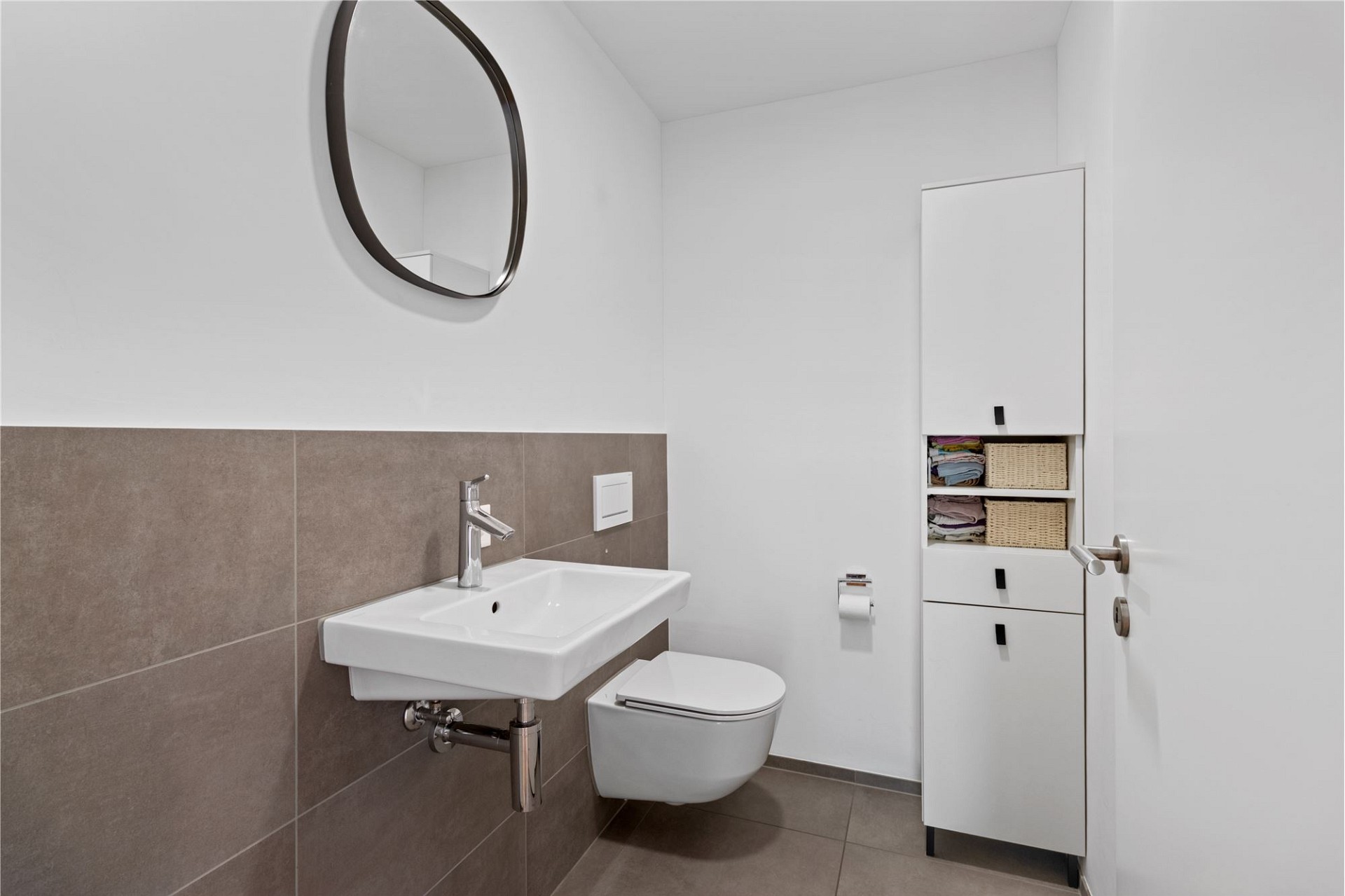 Modernes Gäste-WC mit Wand-WC und Waschbecken