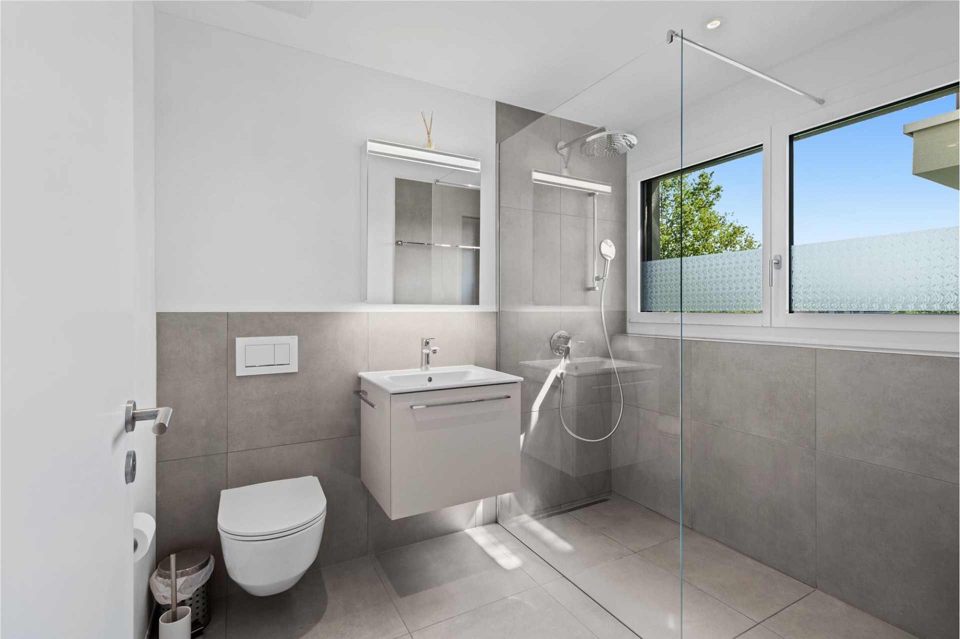 Modernes Badezimmer mit Dusche und Fenster