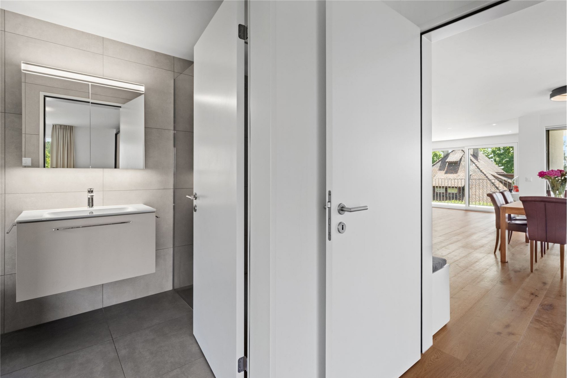 Modernes Bad mit Blick in den Essbereich