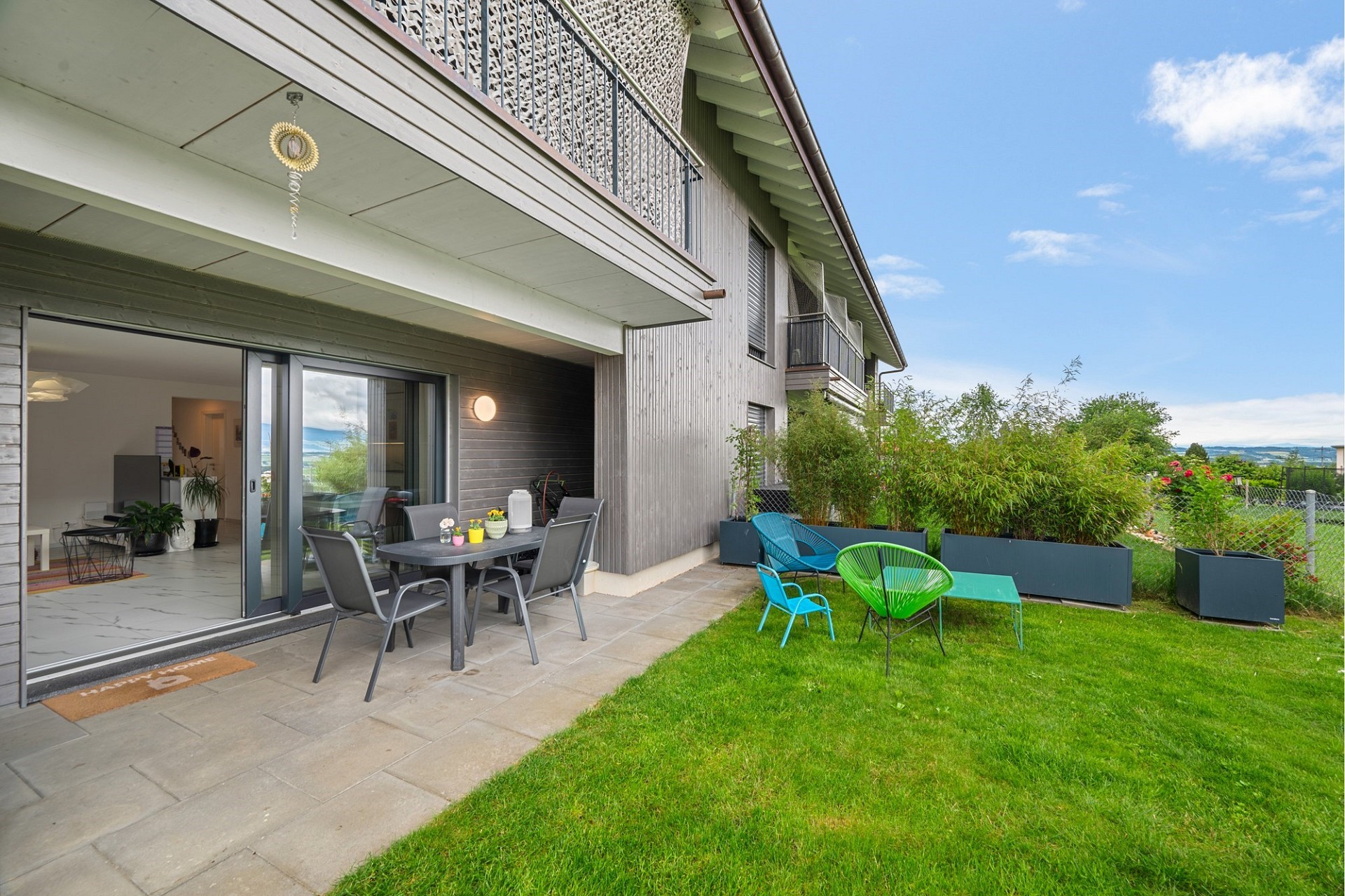 Terrasse mit Garten und Wohnhausfassade