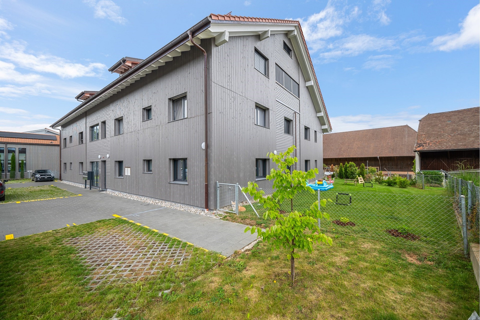 Mehrfamilienhaus mit Gartenansicht