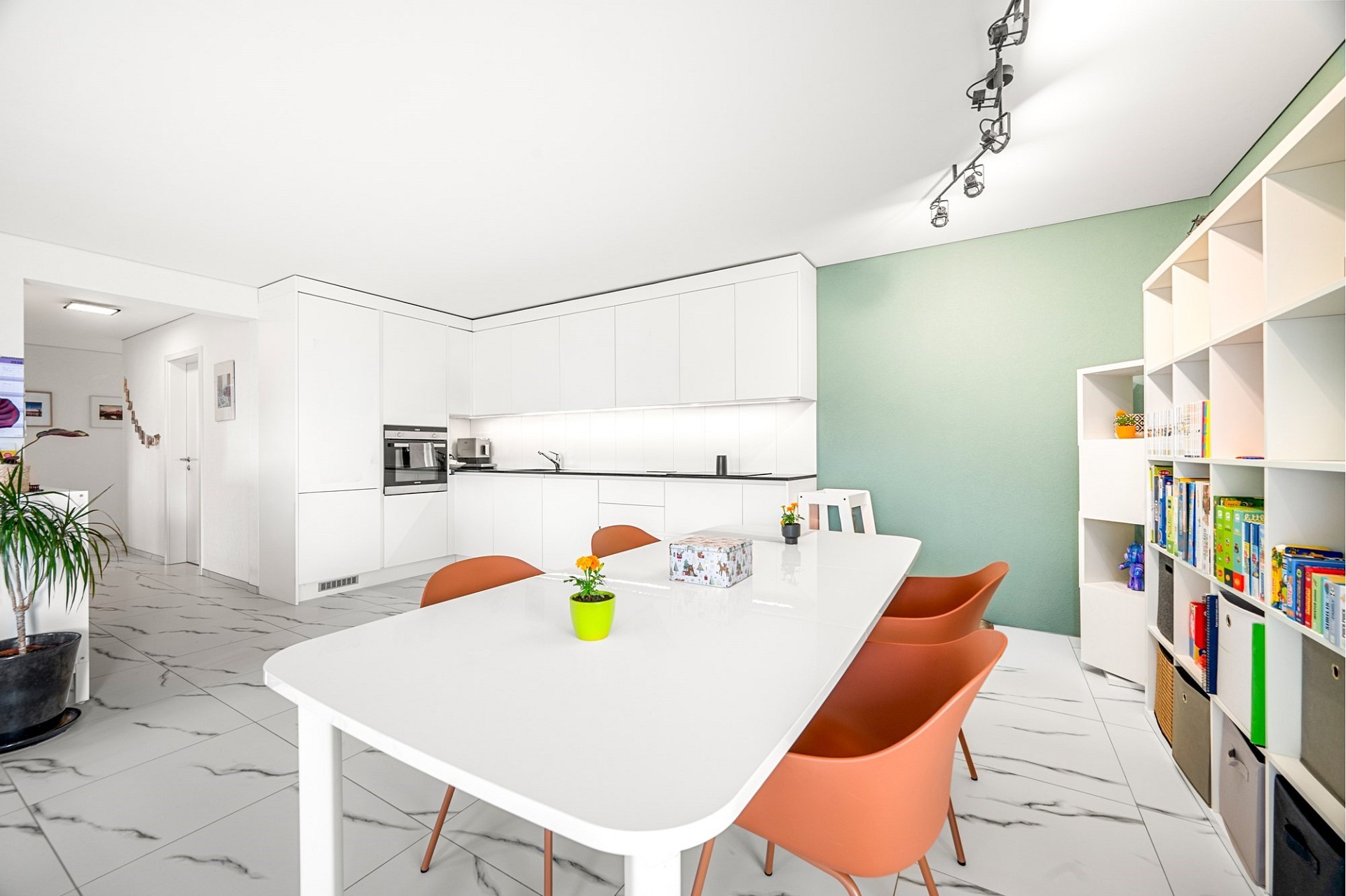 Helles offenes Wohn-Esszimmer mit moderner Küche