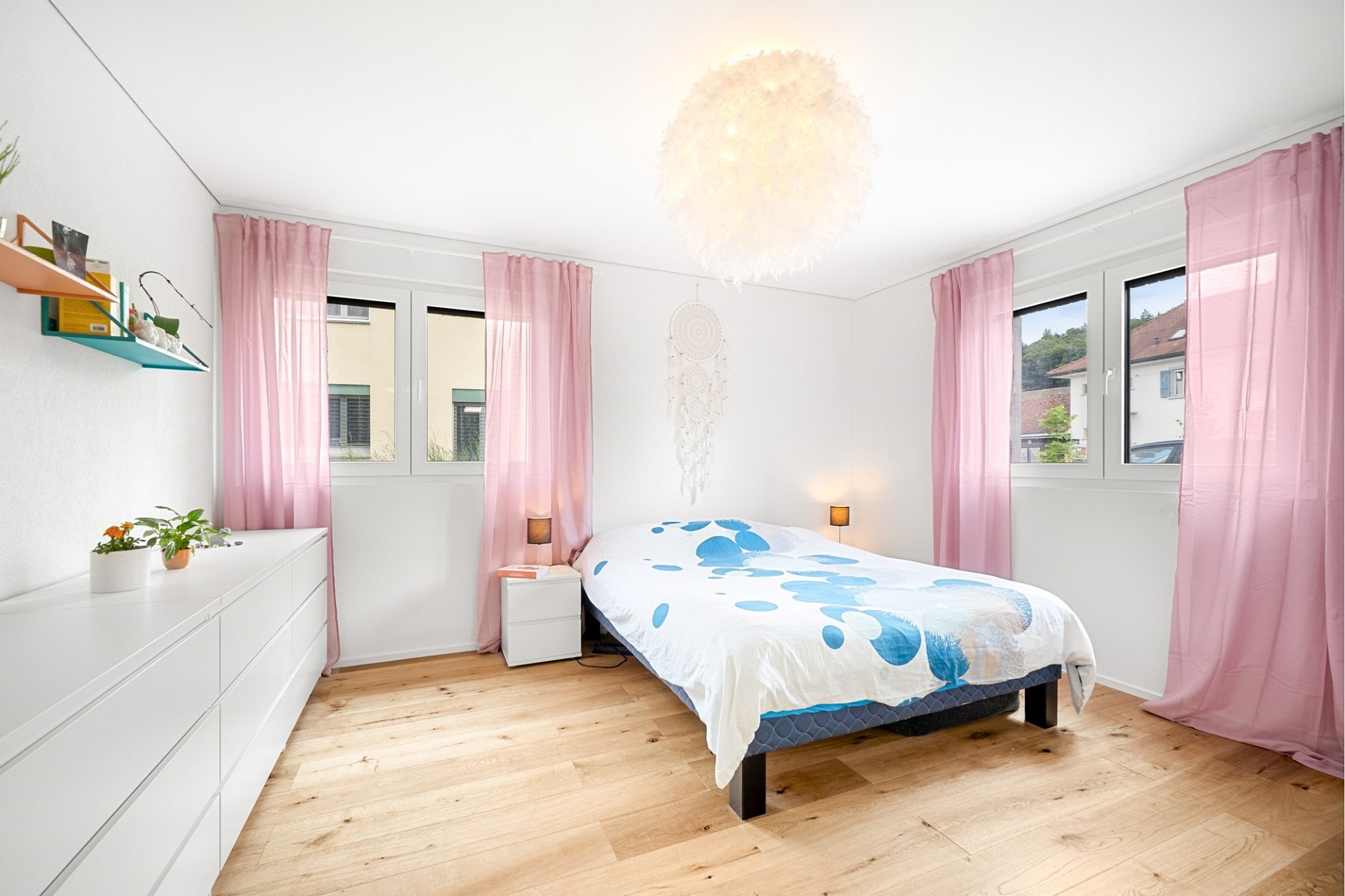 Helles Schlafzimmer mit rosa Vorhängen