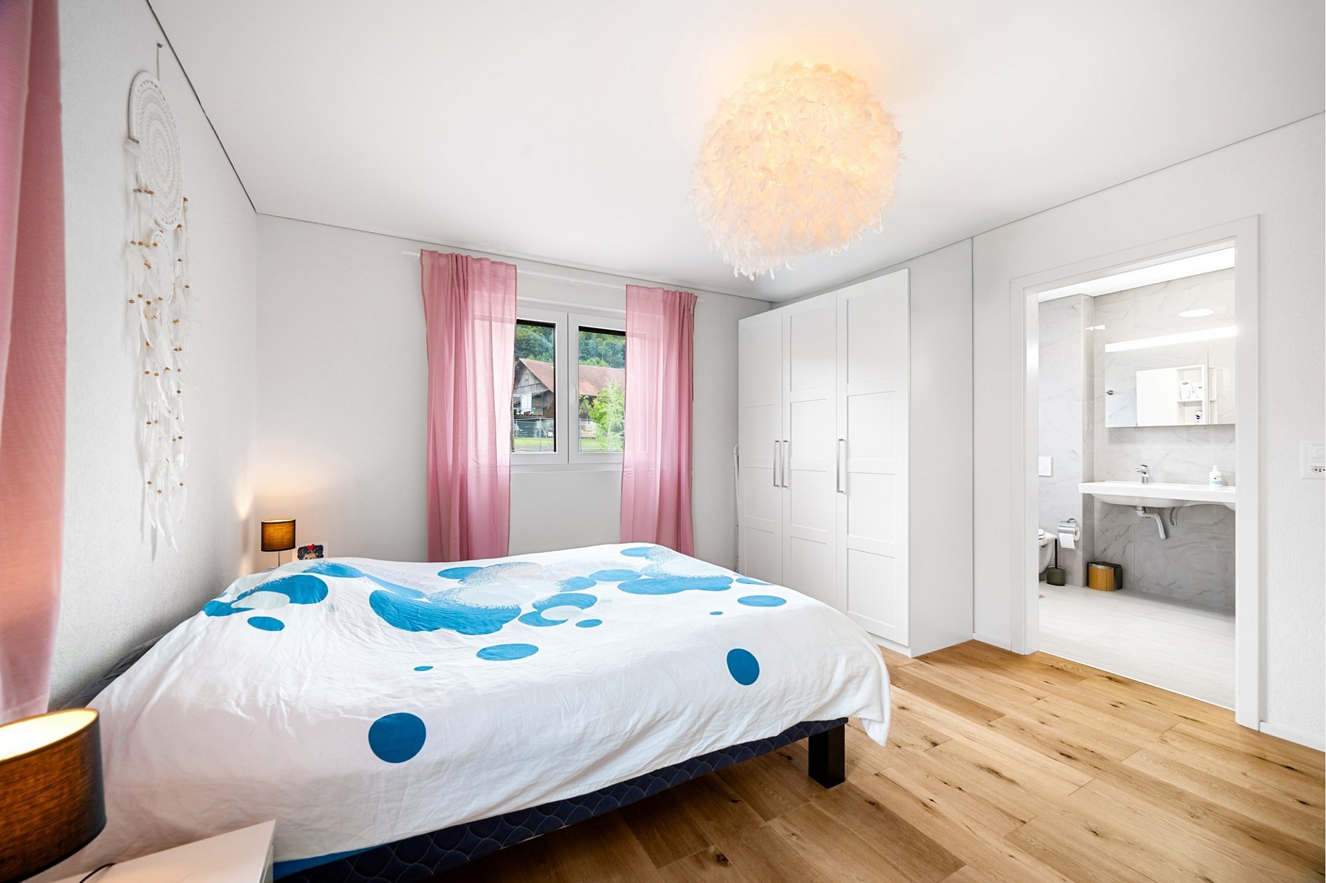 Helles Schlafzimmer mit angrenzendem Bad