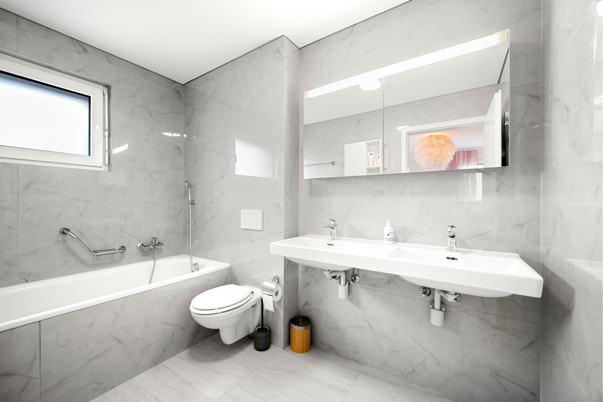 Modernes Badezimmer mit Badewanne und Doppelwaschtisch