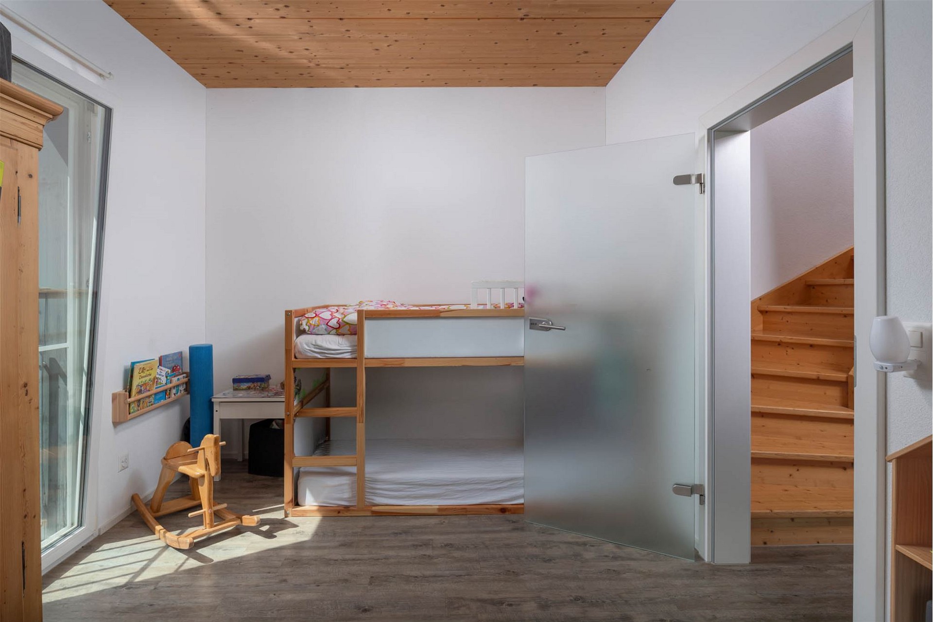 Kinderzimmer mit Hochbett und Treppenaufgang