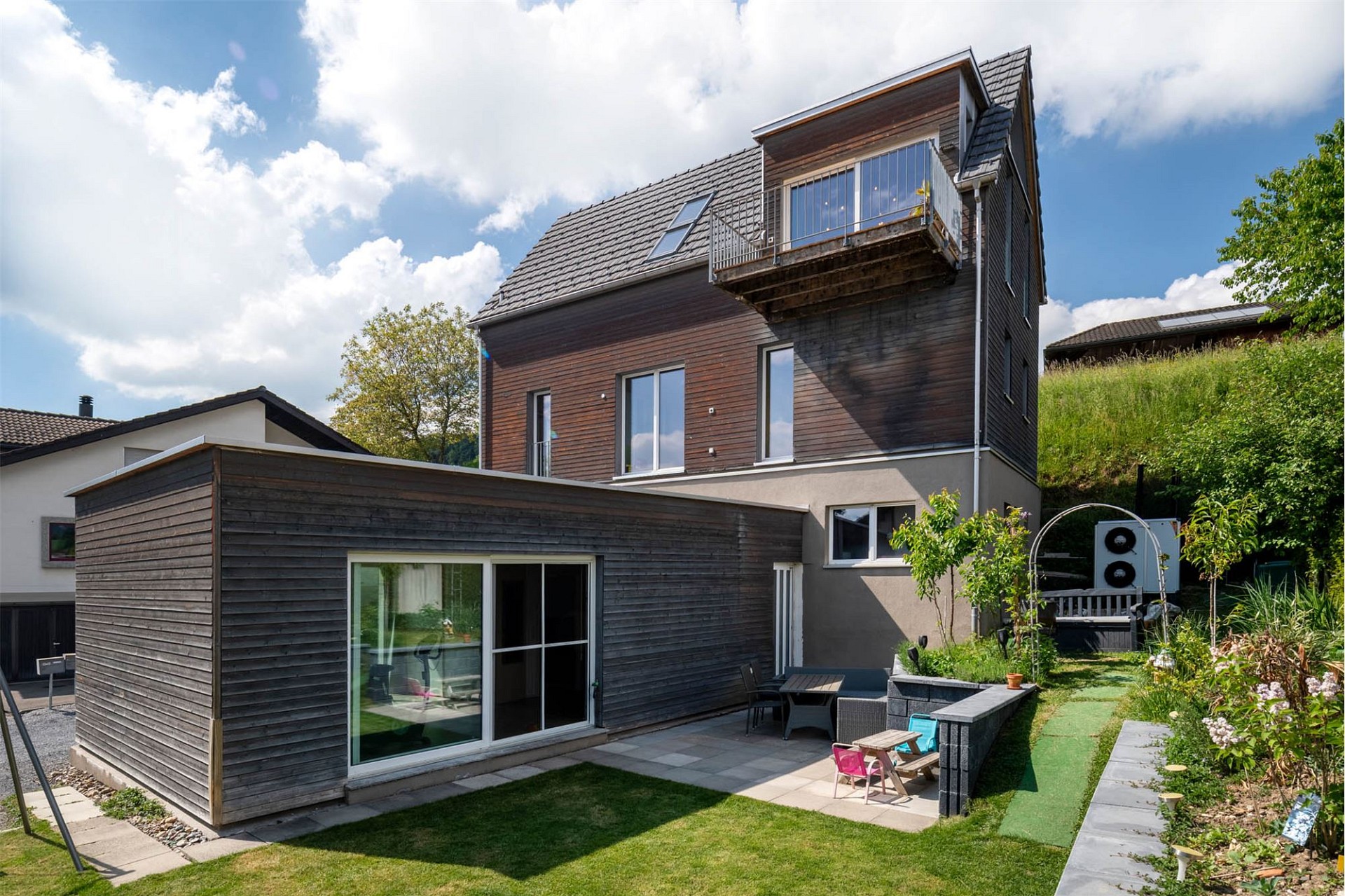 Moderner Wohnhaus- Außenbereich mit Garten und Anbau