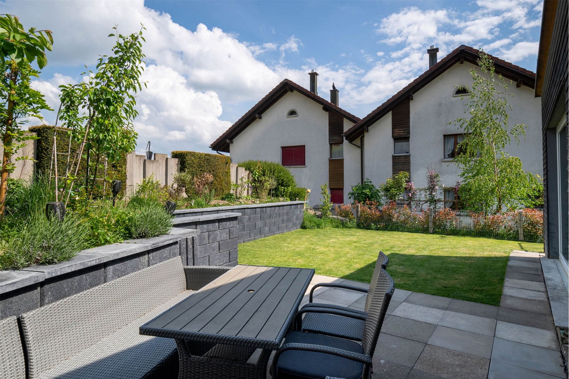 Gepflegter Garten mit Terrasse und Doppelhaushälften