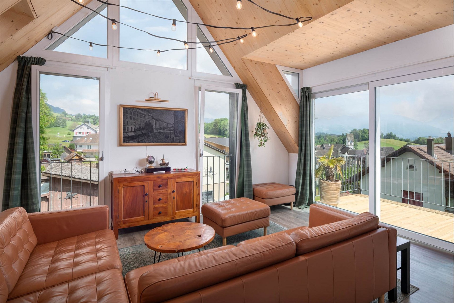 Wohnzimmer mit Panoramablick und Holzdecke