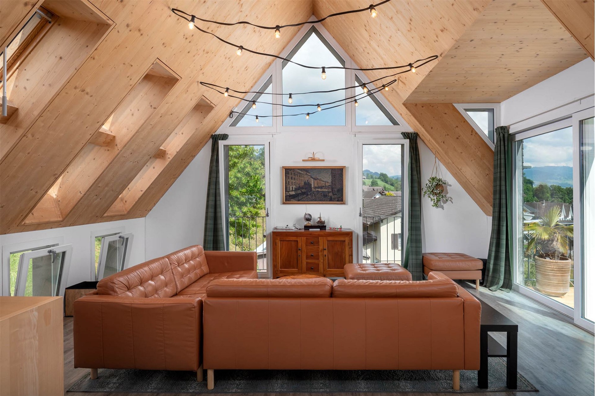 Dachgeschoss-Wohnraum mit Panoramafenstern
