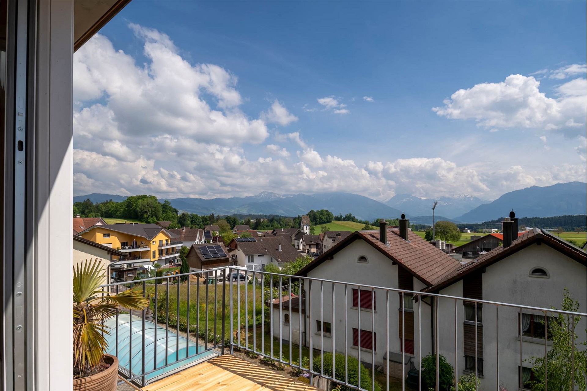Balkon mit Bergblick