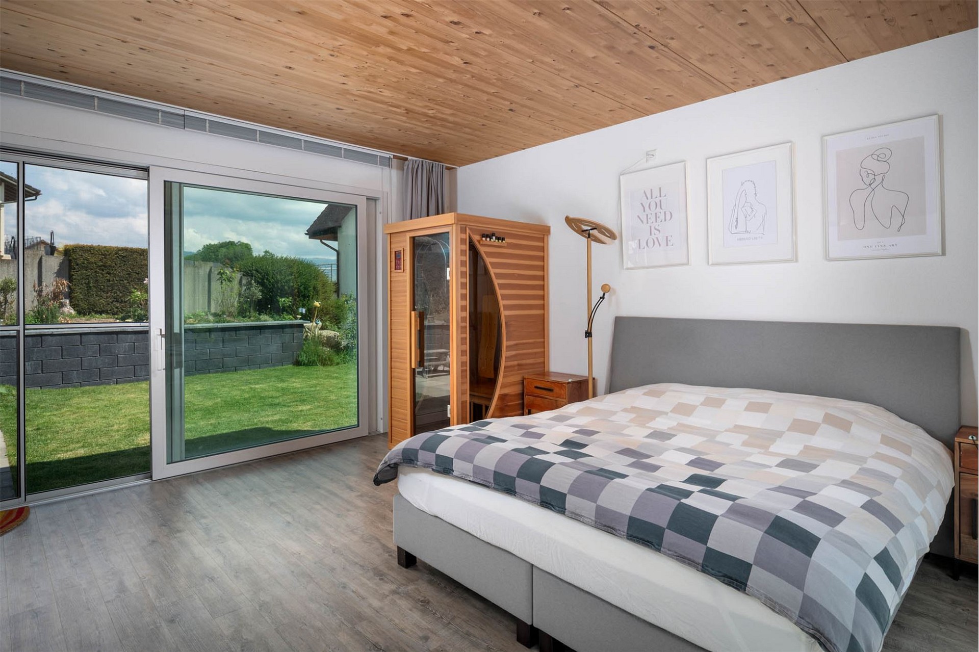Schlafzimmer mit Gartenblick