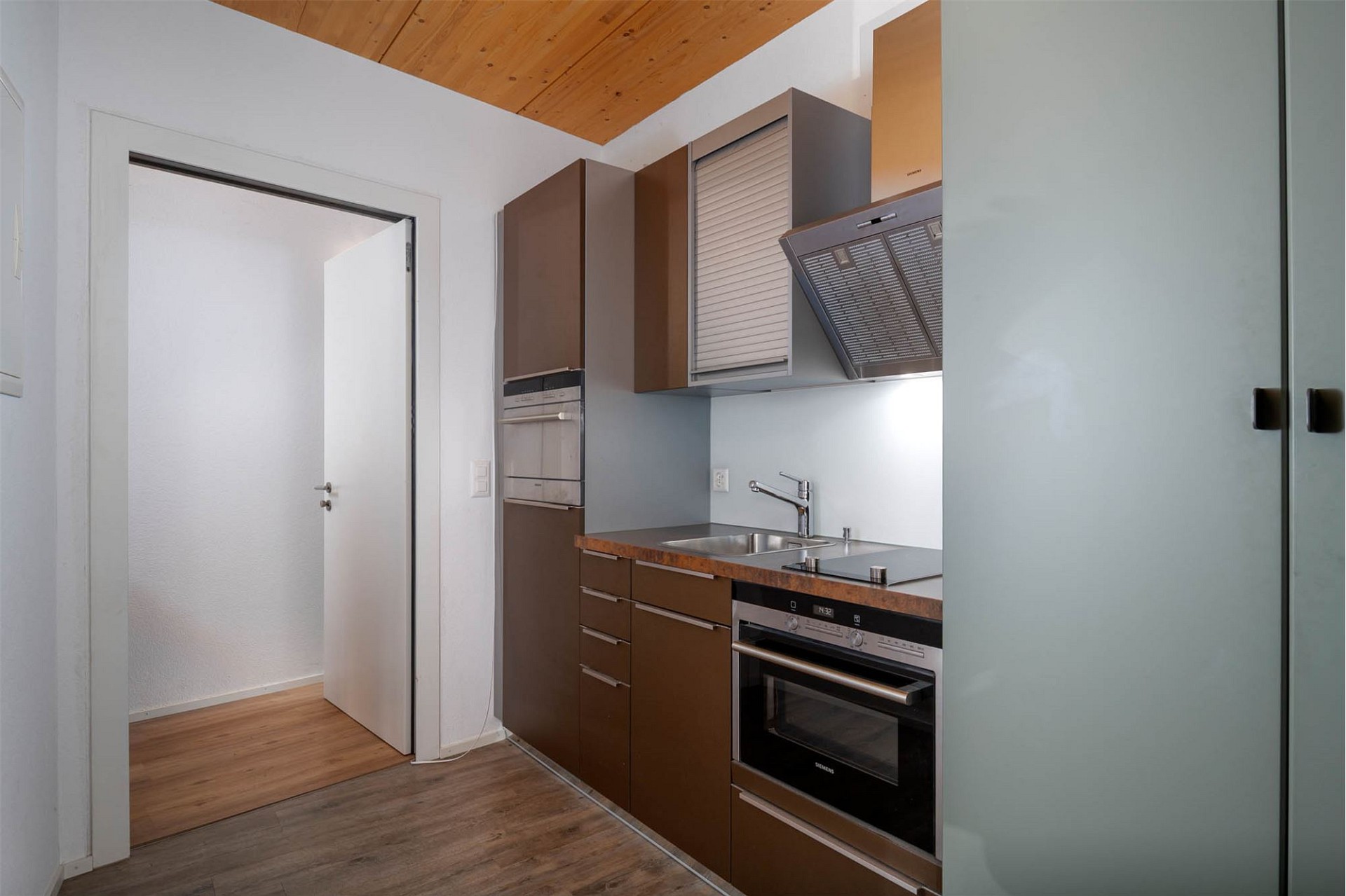 Moderne Küchenzeile mit Holzdecke