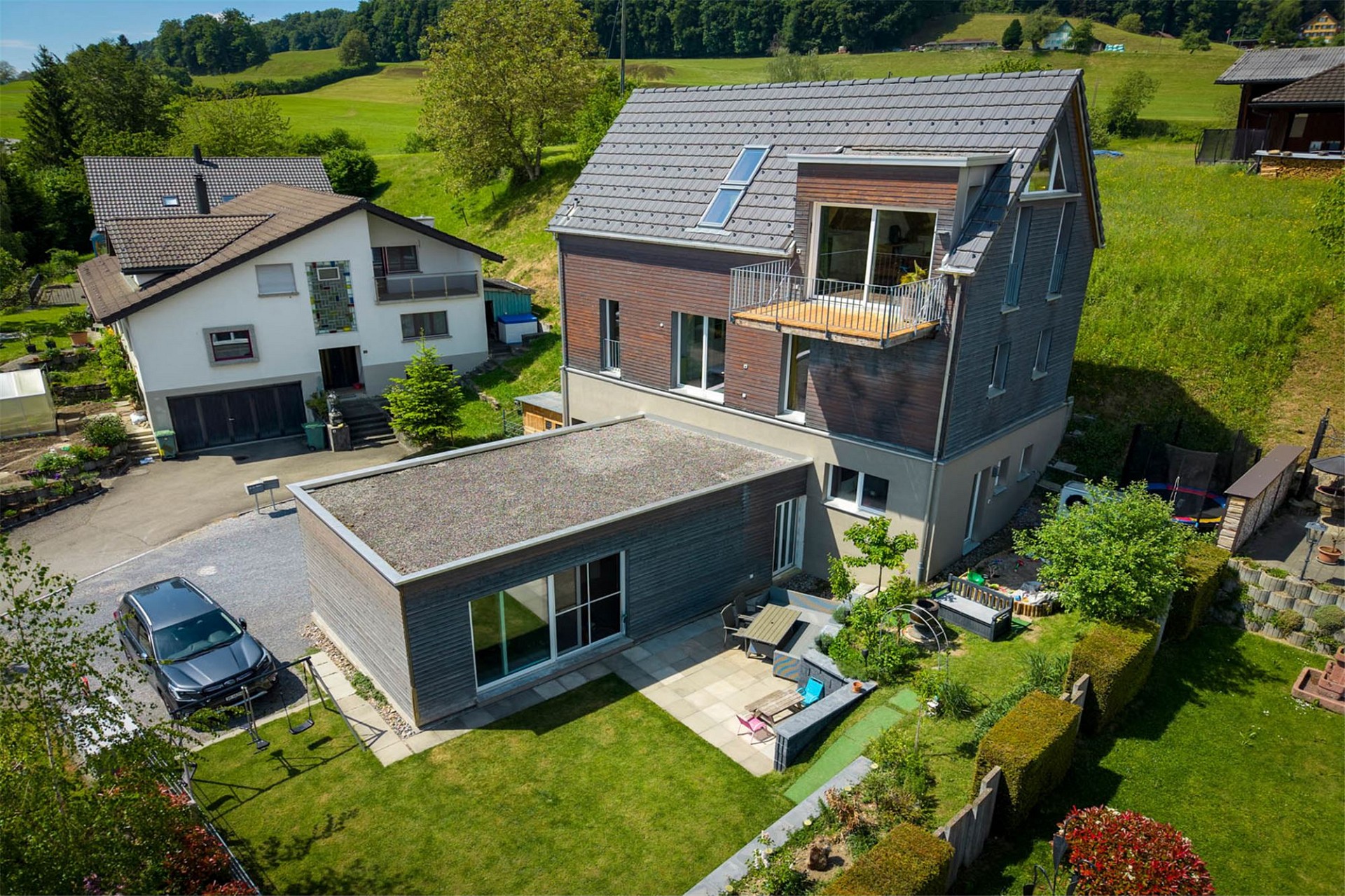 Luftaufnahme eines modernen Wohnhauses mit Garten und Terrasse