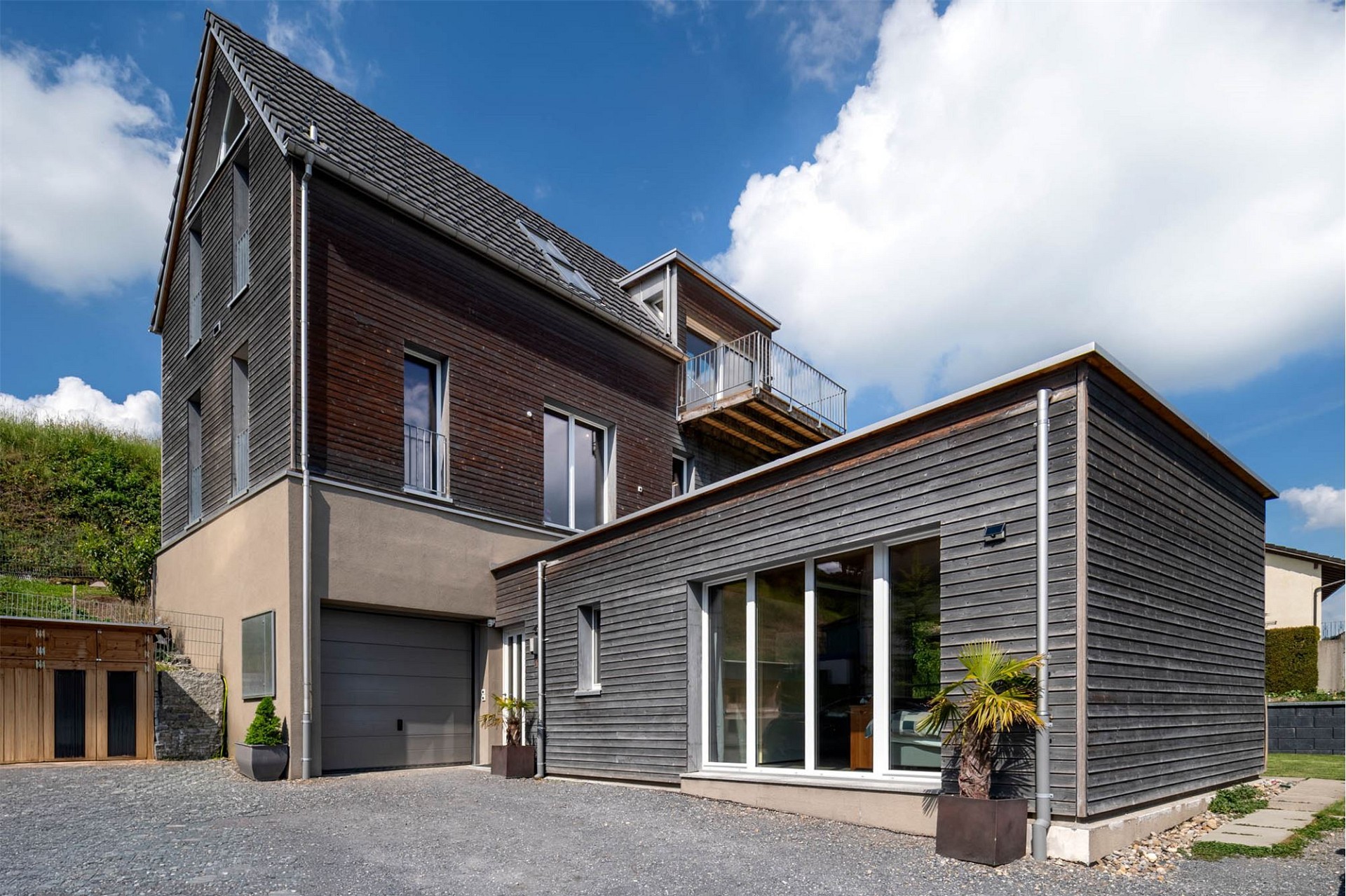 Modernes Haus mit Holzfassade und Anbau