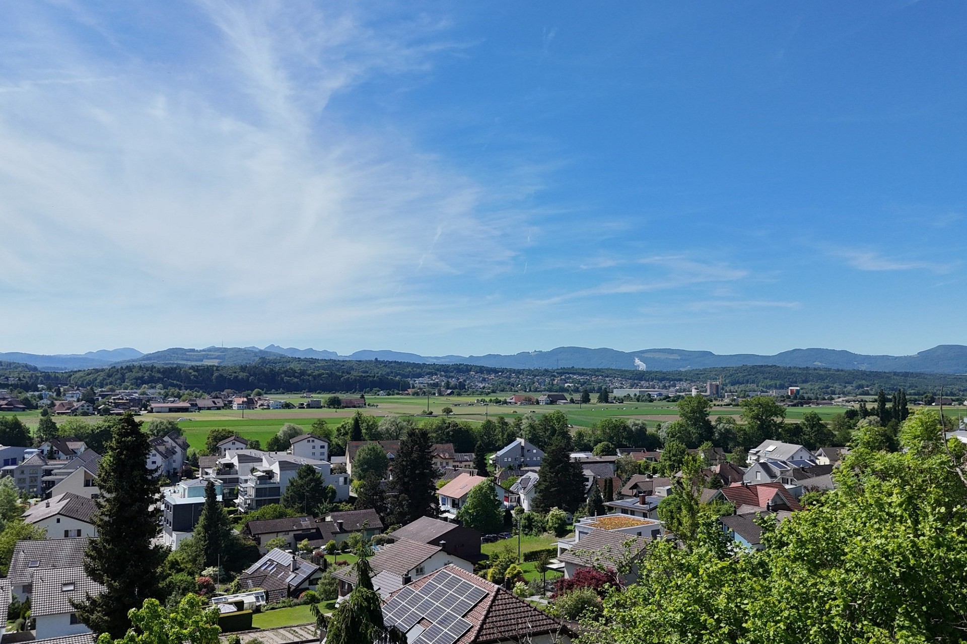 Weitblick über Wohngebiet und Landschaft