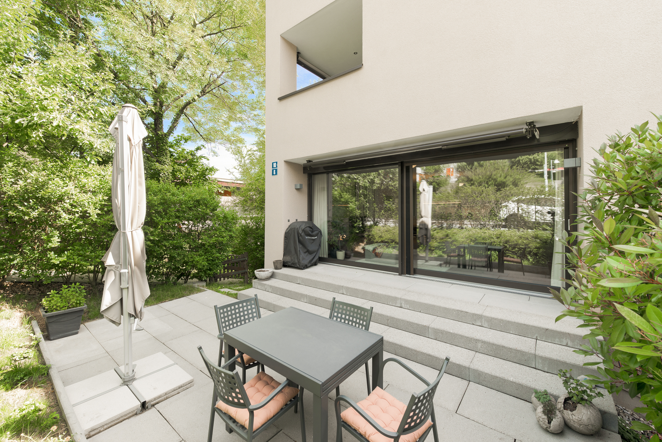 Garten-Terrasse mit Sitzgruppe