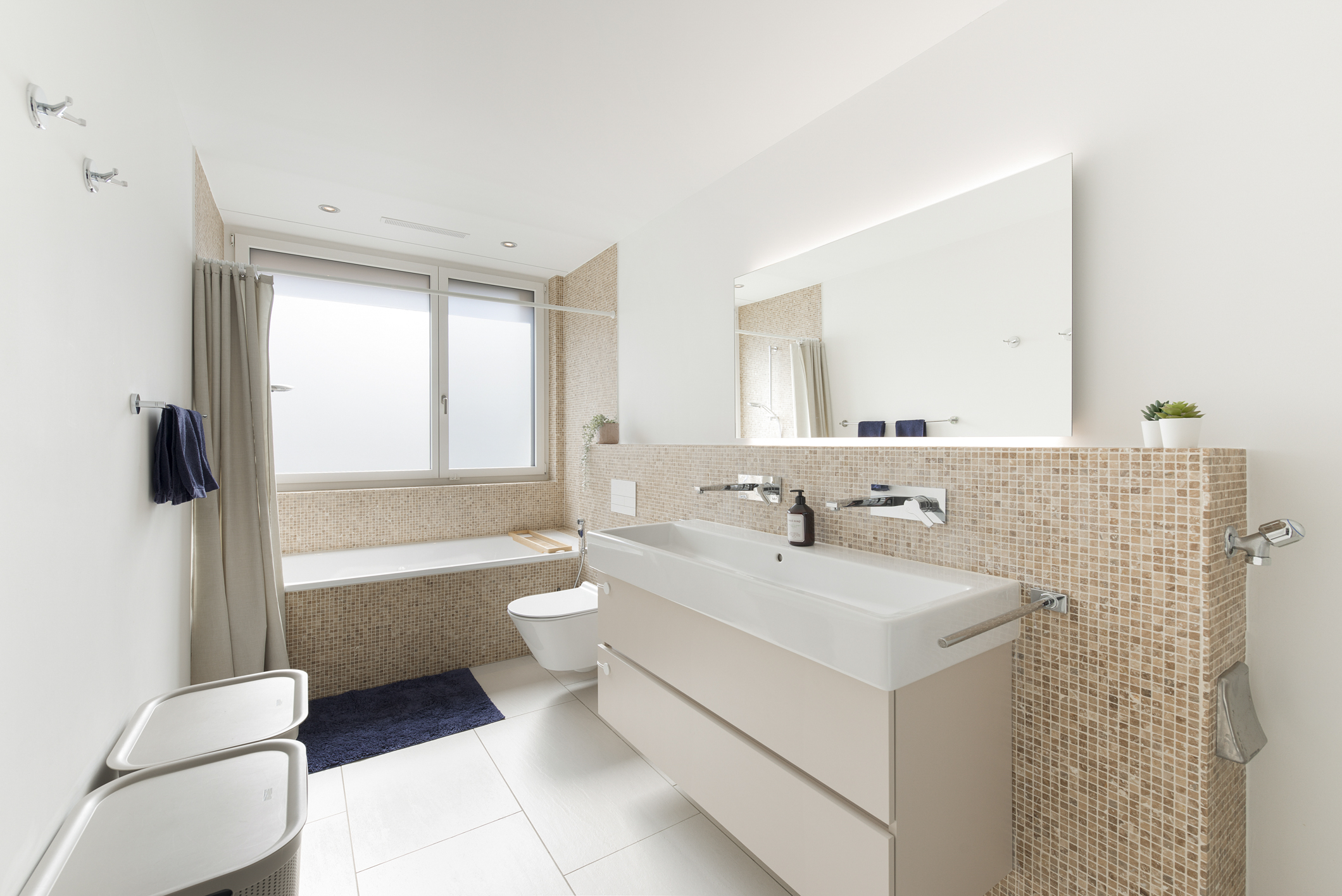 Modernes Badezimmer mit Badewanne und Doppelwaschtisch