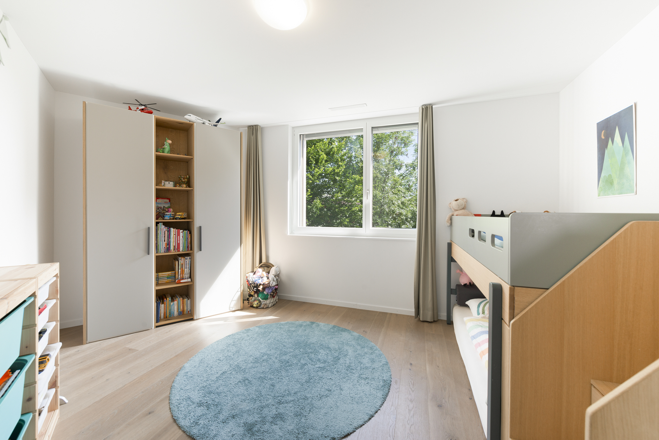 Helles Kinderzimmer mit Einbaumöbeln