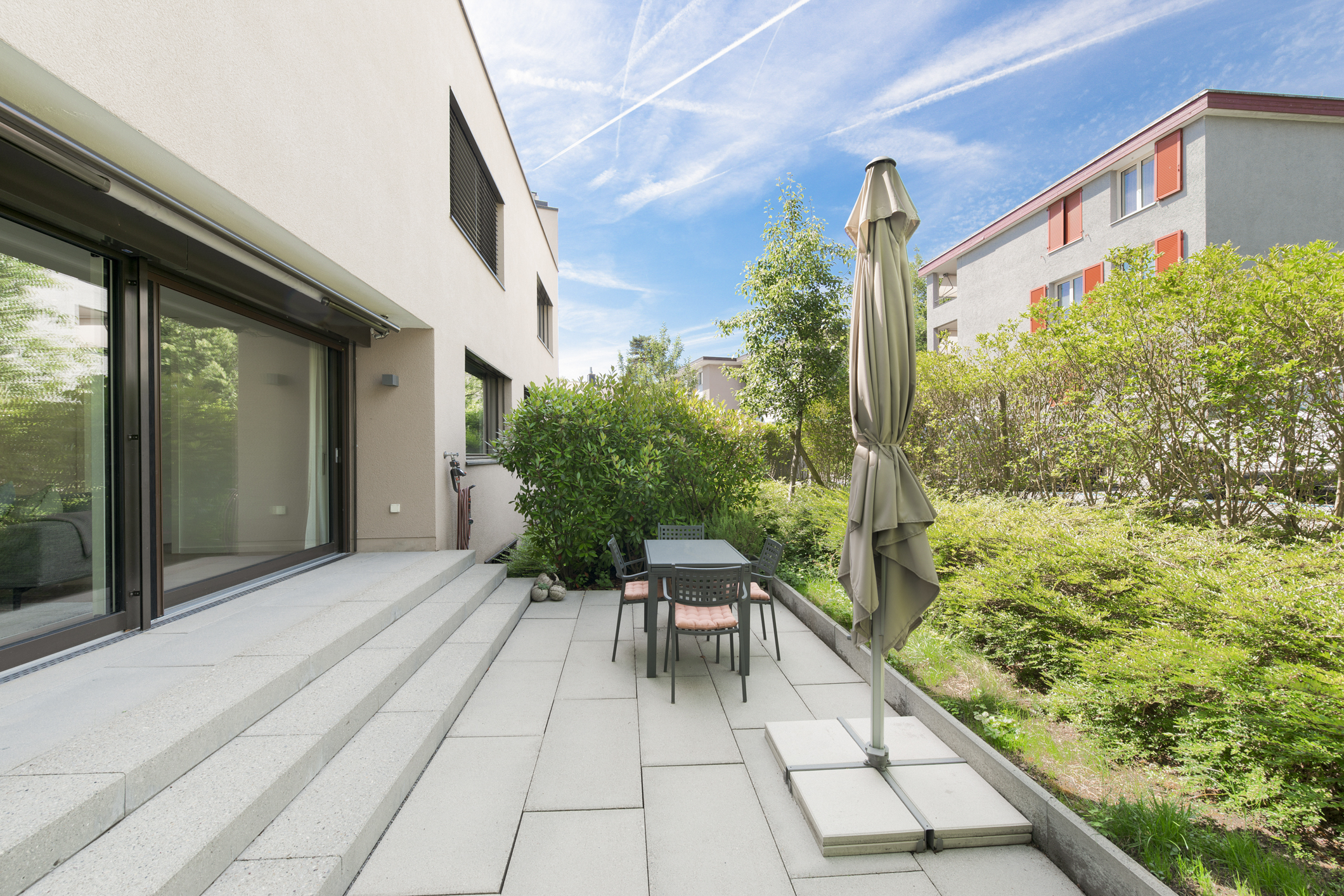 Moderne Terrasse mit Gartenblick