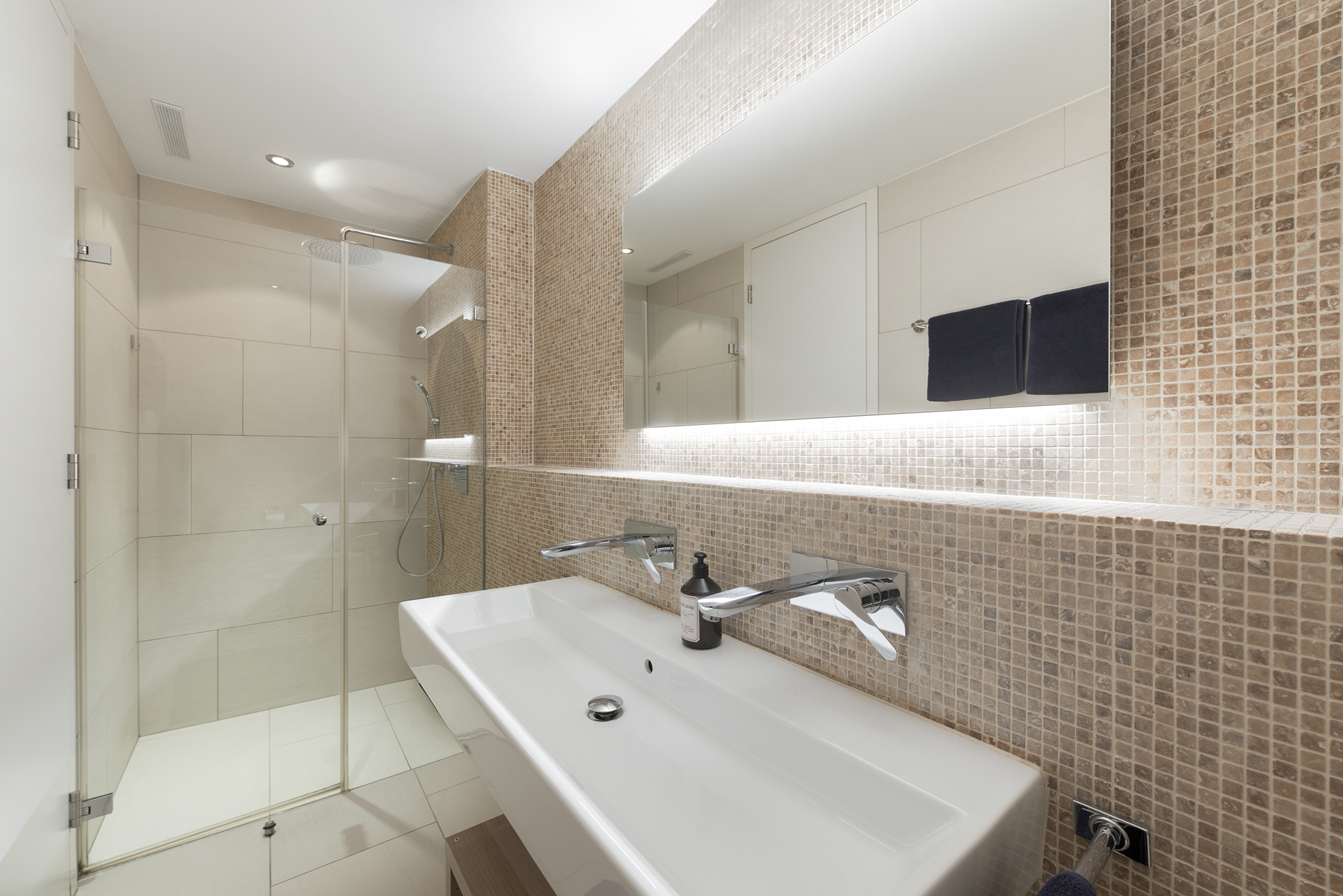 Modernes Badezimmer mit Dusche und Waschtisch