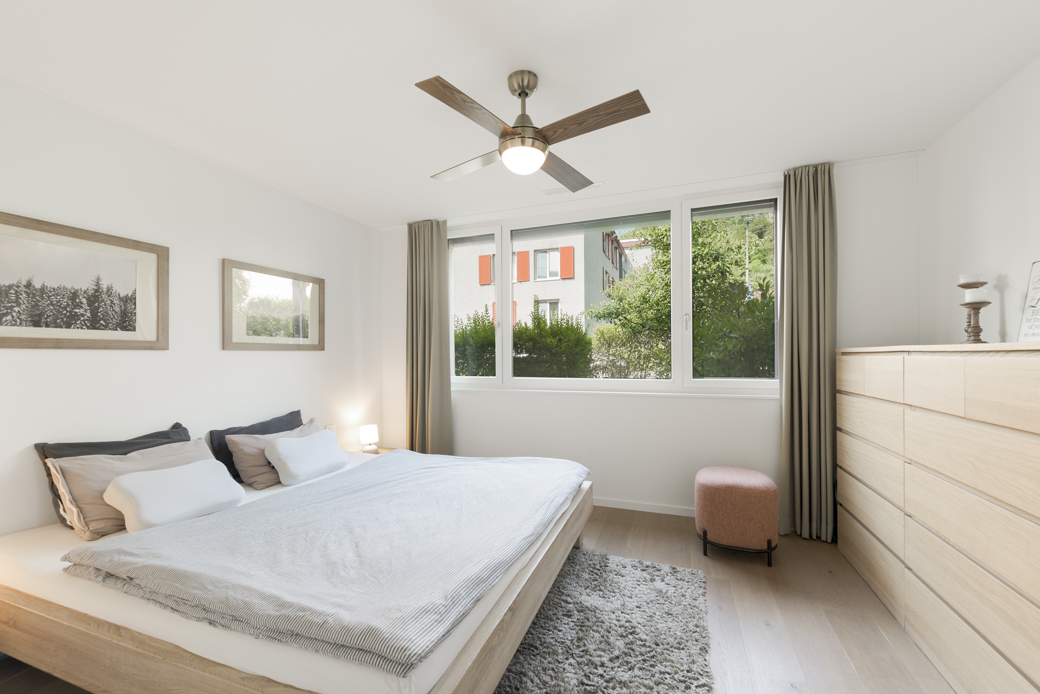 Helles Schlafzimmer mit großem Fenster