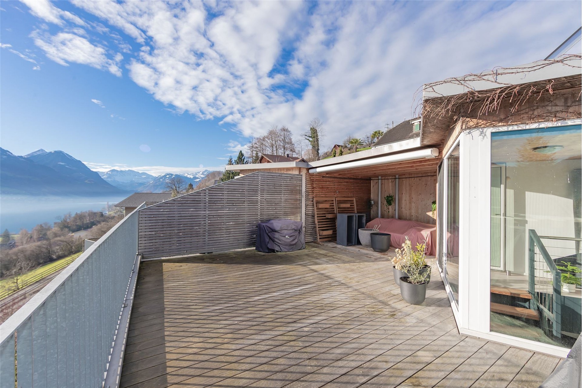 Großzügige Dachterrasse mit Bergblick