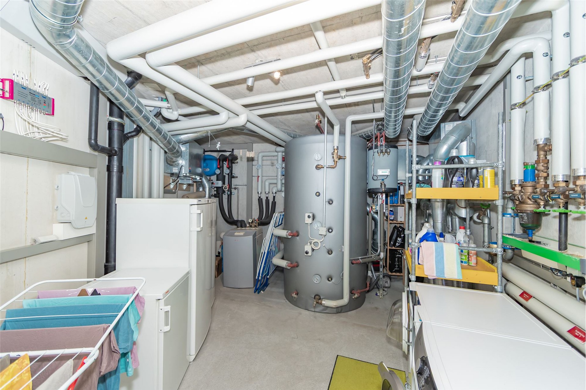 Technikraum mit umfangreicher Haustechnik